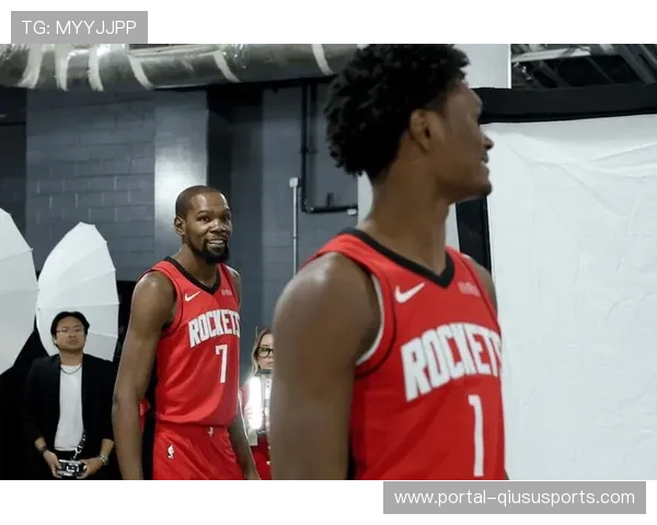 詹姆斯赛后拥抱杜兰特,球迷致敬时代对决