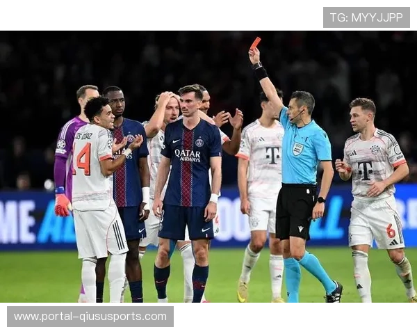 点球决胜后，热刺球员跪地掩面，巴黎门将振臂欢呼